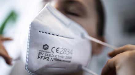 Rätselhafte Maskenträgerin. Es gibt viele mögliche Motive, das Gesicht zu bedecken.