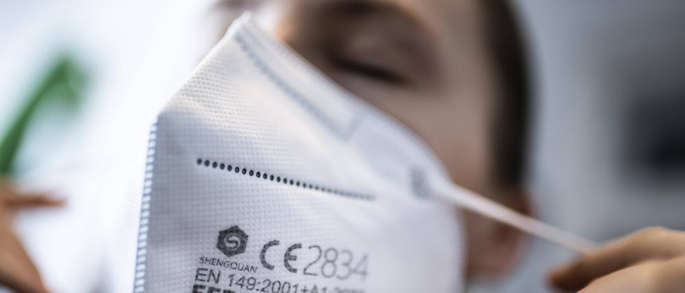 Rätselhafte Maskenträgerin. Es gibt viele mögliche Motive, das Gesicht zu bedecken.