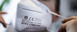 Der Mund-Nase-Schutz bleibt in Berliner Pflegeheimen verpflichtend.