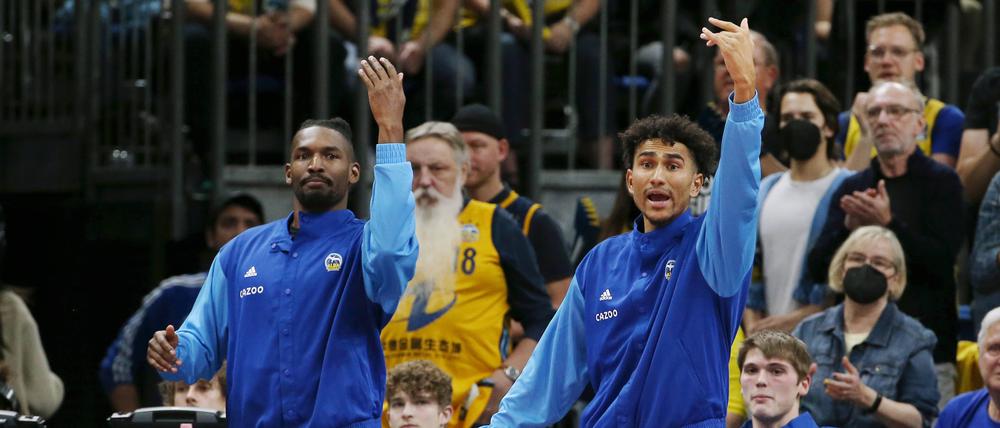 Die verletzten Point Guards Jaleen Smith (links) und Maodo Lo dirigieren das Spiel aktuell nur von außen. 