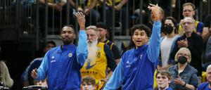 Die verletzten Point Guards Jaleen Smith (links) und Maodo Lo dirigieren das Spiel aktuell nur von außen. 