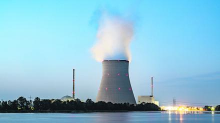 Wasserdampf steigt aus dem Kühlturm vom Atomkraftwerk (AKW) Isar 2. 