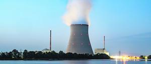 Wasserdampf steigt aus dem Kühlturm vom Atomkraftwerk (AKW) Isar 2. 