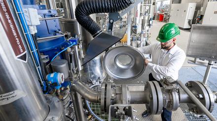 Ein Mitarbeiter eines Chemieunternehmens wirft einen Blick in die Emulsionslinie.