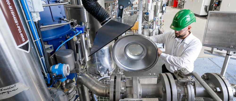 Ein Mitarbeiter eines Chemieunternehmens wirft einen Blick in die Emulsionslinie.