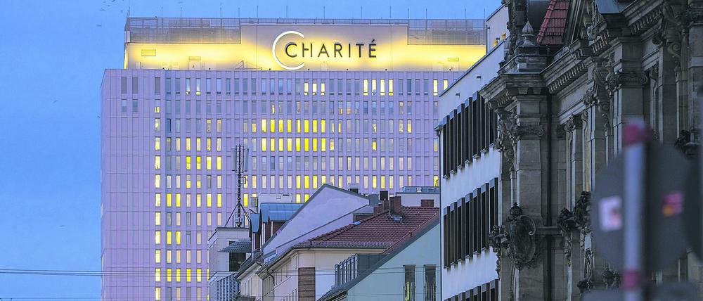 Blick auf das Bettenhaus der Charité: Große Kliniken haben Strom für mehrere Tage, kleine nur für wenige Stunden.