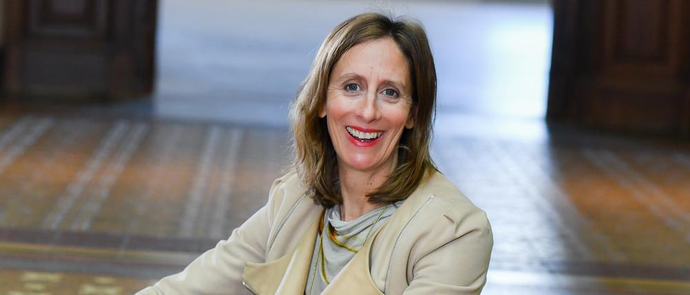 Stephanie Rosenthal im Lichthof vom Gropius Bau.