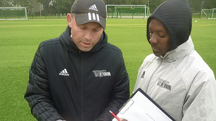 Zu Gast in Berlin. Trainer Mabasa Kufahakutizwi aus Windhoek während seiner Hospitation in der Nachwuchsabteilung beim 1. FC Union, hier im Gespräch mit Nachwuchstrainer Thoralf Kalz.