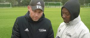Zu Gast in Berlin. Trainer Mabasa Kufahakutizwi aus Windhoek während seiner Hospitation in der Nachwuchsabteilung beim 1. FC Union, hier im Gespräch mit Nachwuchstrainer Thoralf Kalz.