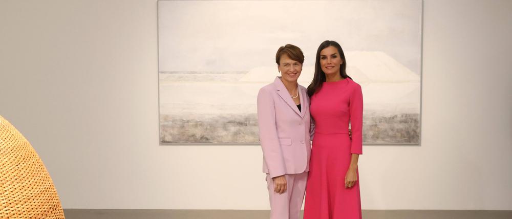 Brückenbauerinnen in die Moderne. First Lady Elke Büdenbender mit Spaniens Königin Letizia im Palais Populaire.