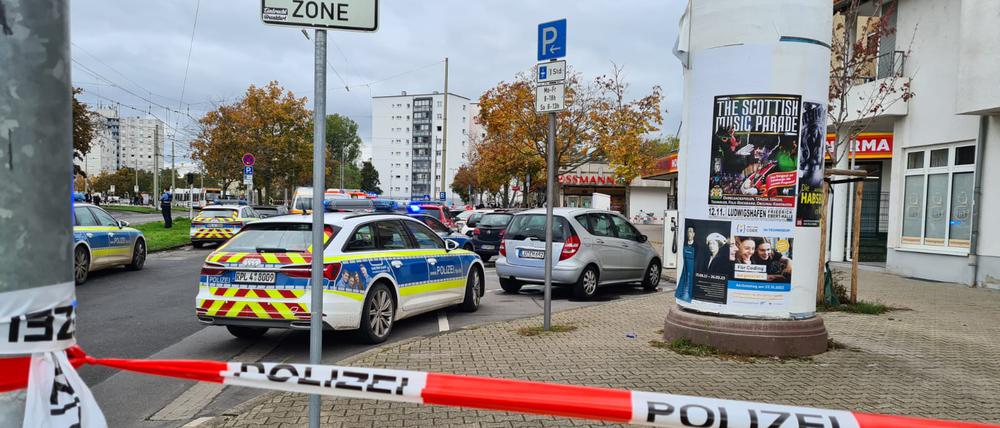 Im Stadteil Oggersheim ist eine Straße abgesperrt. Bei einem Messerangriff sind dort zwei Menschen getötet und ein weiterer schwer verletzt worden.