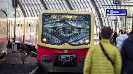 Ein Zug der S-Bahn Linie 3 nach Erkner fährt in den Hauptbahnhof in Berlin ein. 