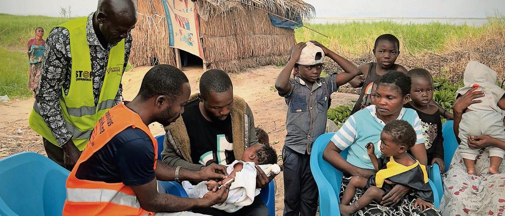Die Routine-Immunisierung von Kleinkindern ist auf den Inseln im Kongo eine Herausforderung.