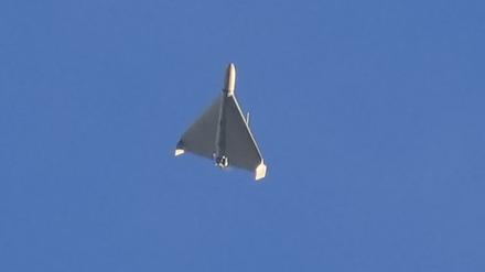 Eine Drohne ist am Himmel zu sehen, wenige Sekunden bevor sie auf Gebäude in Kiew geschossen hat. 