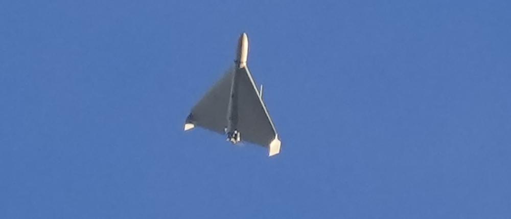 Eine Drohne ist am Himmel zu sehen, wenige Sekunden bevor sie auf Gebäude in Kiew geschossen hat.