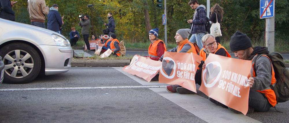 Klima-Aktivisten blockieren Berliner Autobahnabfahrt im morgendlichen Berufsverkehr.
