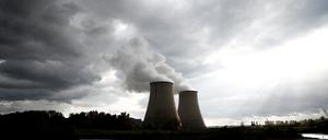 Dampf über den Kühltürmen des AKWs in Belleville-sur-Loire.