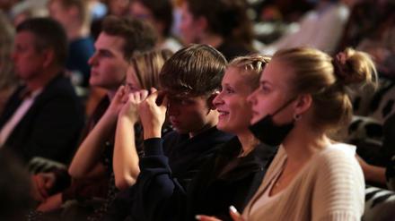Zwischen Sorgen und Vorfreude: Rund 500 junge Menschen haben die Erstsemesterbegrüßung der Uni Potsdam in der Nikolaikirche besucht. Gesprächsthema war auch der Ausblick auf die unsichere Zukunft.