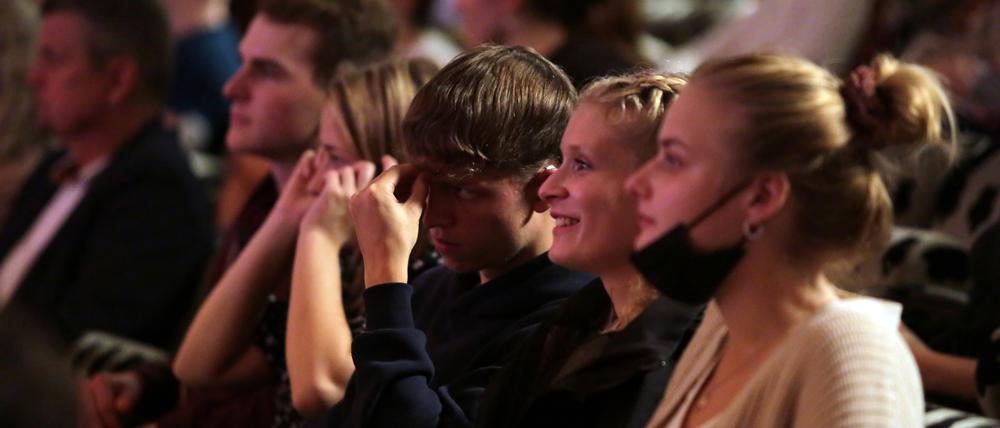 Zwischen Sorgen und Vorfreude: Rund 500 junge Menschen haben die Erstsemesterbegrüßung der Uni Potsdam in der Nikolaikirche besucht. Gesprächsthema war auch der Ausblick auf die unsichere Zukunft.