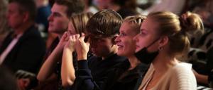 Zwischen Sorgen und Vorfreude: Rund 500 junge Menschen haben die Erstsemesterbegrüßung der Uni Potsdam in der Nikolaikirche besucht. Gesprächsthema war auch der Ausblick auf die unsichere Zukunft.