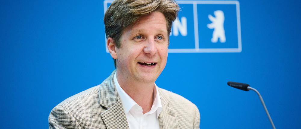 Finanzsenator Daniel Wesener kündigte am Dienstag Entlastungen für Berlins Pensionäre an.