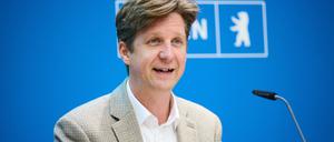 Finanzsenator Daniel Wesener kündigte am Dienstag Entlastungen für Berlins Pensionäre an.