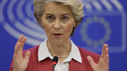 Ursula von der Leyen, Präsidentin der Europäischen Kommission, spricht auf einer Pressekonferenz im Europäischen Parlament, bei der sie neue Maßnahmen zur Bekämpfung der hohen Energiepreise vorstellt.