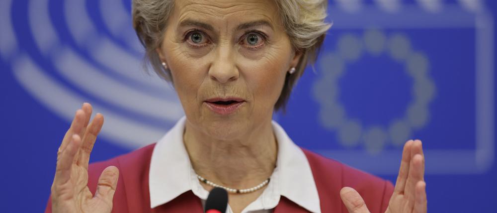 Ursula von der Leyen, Präsidentin der Europäischen Kommission, spricht auf einer Pressekonferenz im Europäischen Parlament, bei der sie neue Maßnahmen zur Bekämpfung der hohen Energiepreise vorstellt.