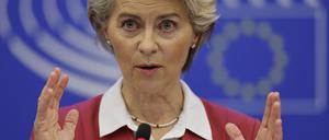 Ursula von der Leyen, Präsidentin der Europäischen Kommission, spricht auf einer Pressekonferenz im Europäischen Parlament, bei der sie neue Maßnahmen zur Bekämpfung der hohen Energiepreise vorstellt.