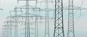 Stromtrasse mit Starkstrom Masten in Richtung Frankfurt über den Feldern in Hofheim, Hessen, Deutschland. (Saymbolbild)