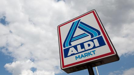 Das Aldi-Nord-Logo ist vor einem bewölkten Himmel zu sehen. 