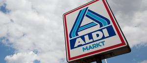Das Aldi-Nord-Logo ist vor einem bewölkten Himmel zu sehen. 