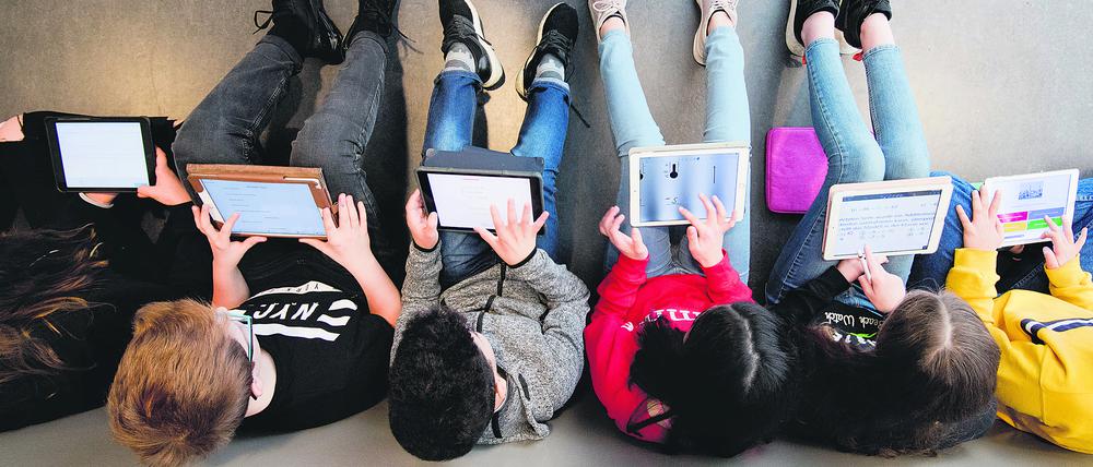 Schüler einer 7. Klasse lernen mit iPads im Mathematik-Unterricht.