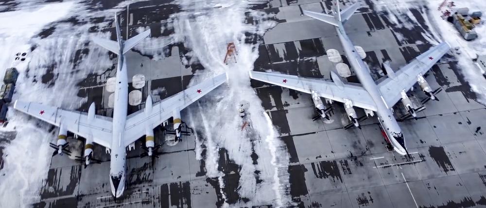 Zwei strategische Tu-95-Bomber der russischen Luftwaffe auf einem Luftwaffenstützpunkt.