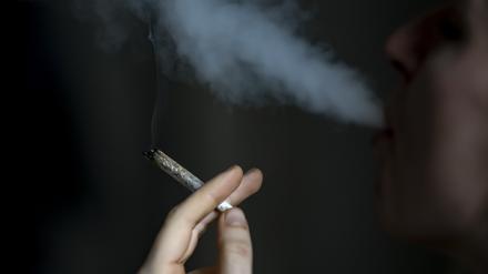 Eine Person raucht einen Joint. Die Ampel-Parteien wollen Cannabis für den Genuss legalisieren. (Symbolbild)
