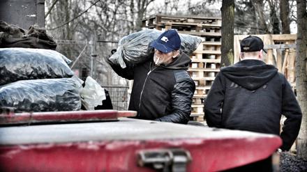 So schwer wie kostbar. Auf Brickettlieferungen musste man dieser Tage lange warten – wenn man überhaupt bestellen konnte. Manche Händler nehmen keine Neukunden an. Wer noch einen Ofen in der Wohnung hat, kann möglicherweise Holzbricketts verheizen. 