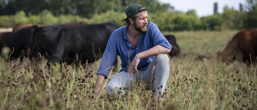 Landwirt Benedikt Bösel auf seinem Feld.