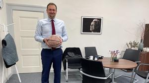 Stadtrat Kempert mit Ball und Brandt.