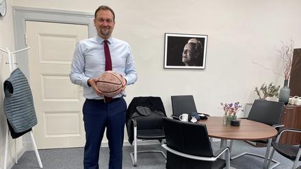 Stadtrat Kempert mit Ball und Brandt.