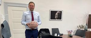 Stadtrat Kempert mit Ball und Brandt.