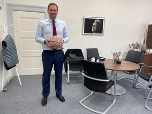 Stadtrat Kempert mit Ball und Brandt.