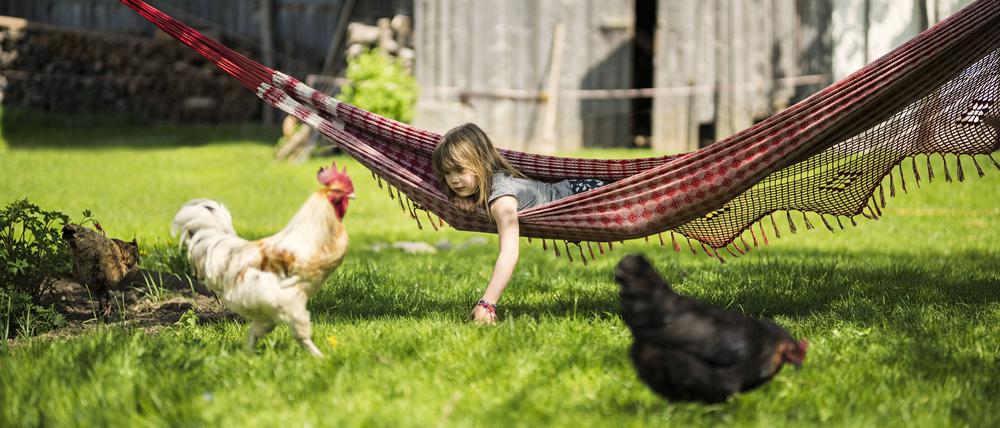 Ein Mädchen in einer ländlichen Gegend in einer Hängematte. (Symbolbild)