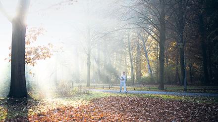Wenig sehen und selbst nicht gesehen werden. Laufen im Herbst kann auch zur Herausforderung werden.