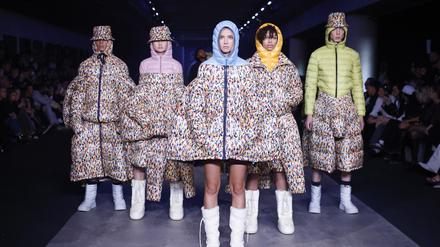 Models auf dem Laufsteg von QS by s.Oliver in Berlin. 