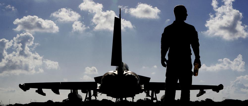 Ein britischer Soldat mit einem Eurofighter Typhoon-Kampfflugzeug auf dem Stützpunkt der Royal Air Force.