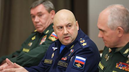 Sergei Surovikin bei einem Treffen mit Wladimir Putin und russischen Top-Militärs im November 2021 (Archivbild). 