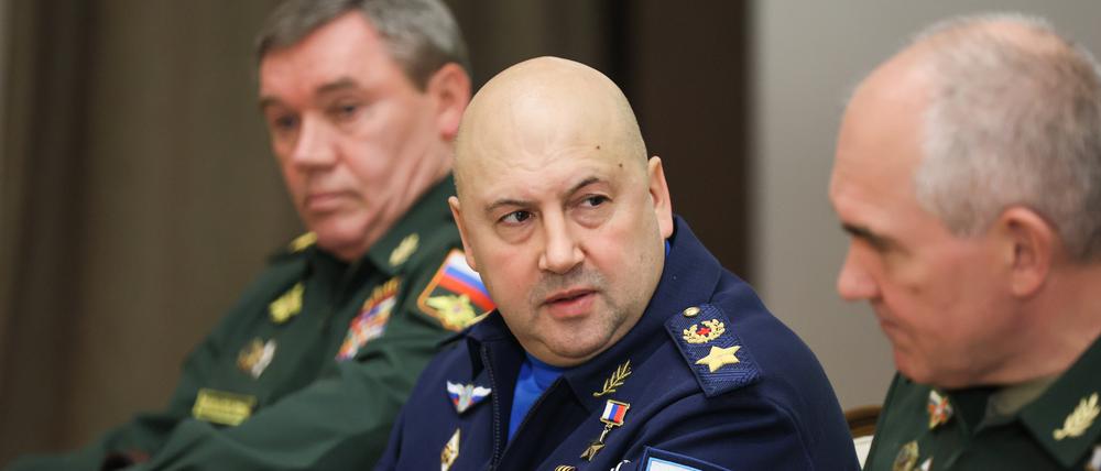 Sergei Surovikin bei einem Treffen mit Wladimir Putin und russischen Top-Militärs im November 2021 (Archivbild).