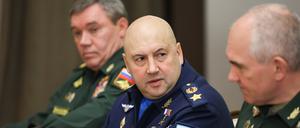 Sergei Surovikin bei einem Treffen mit Wladimir Putin und russischen Top-Militärs im November 2021 (Archivbild).