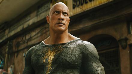 Dwayne Johnson muss sich nicht erst in einen Superheldenkostüm zwängen, für die Rolle von Black Adam ist er wie geschaffen. 