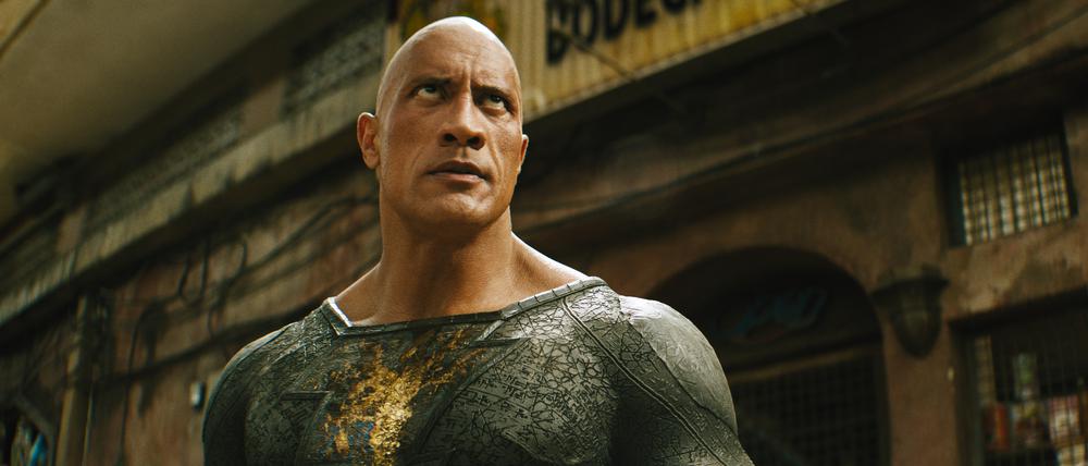 Dwayne Johnson muss sich nicht erst in einen Superheldenkostüm zwängen, für die Rolle von Black Adam ist er wie geschaffen.